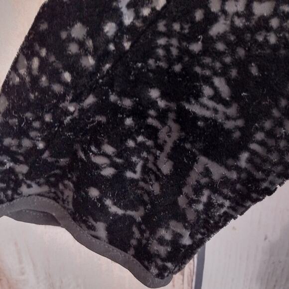 Silence + Noise x Anthro | Black Velvet Burnout Cut-Out Back Shift Dress - Picture 4 of 10